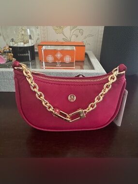 Lululemon City Essentials Nano Shoulder Bag